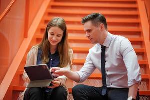 negocios que se reúnen alrededor de una mesa en una oficina moderna. compañeros de trabajo, colegas de negocios discutiendo datos de trabajo y trabajando juntos en la oficina. empresarios co-working foto