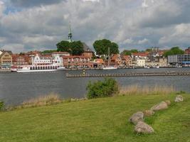 la ciudad de kappeln en el río schlei foto