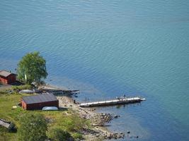 el pequeño pueblo eidfjord en el fiordo noruego hardangerfjord foto