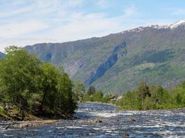 el pequeño pueblo eidfjord en el fiordo noruego hardangerfjord foto