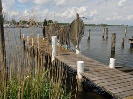 la pequeña ciudad de arnis en el río schlei foto