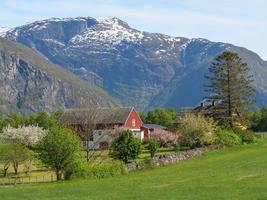 el pequeño pueblo eidfjord en el fiordo noruego hardangerfjord foto