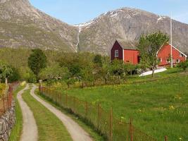 el pequeño pueblo eidfjord en el fiordo noruego hardangerfjord foto