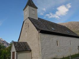 el pequeño pueblo eidfjord en el fiordo noruego hardangerfjord foto