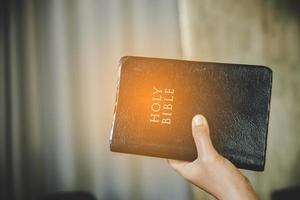 mujer con biblia foto