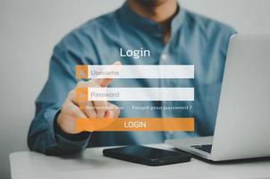 hombre que usa una computadora portátil y se registra o inicia sesión en la pantalla táctil virtual de contraseña de nombre de usuario. foto