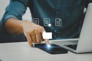 hombre de negocios tocando iconos en la pantalla virtual planificación de recursos empresariales gestión de documentos erp. sistema de gestión de documentos concepto dms. foto