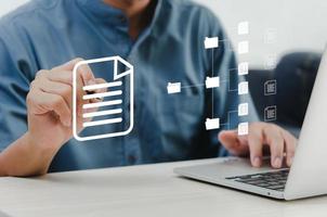 hombre de negocios tocando iconos en la pantalla virtual planificación de recursos empresariales gestión de documentos erp. sistema de gestión de documentos concepto dms. foto