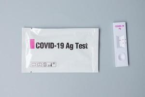 kit de prueba rápida de antígeno con resultado negativo durante la prueba de hisopo covid-19. coronavirus auto nasal o prueba casera, concepto de bloqueo y aislamiento del hogar foto