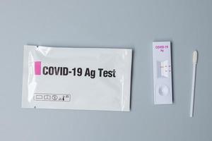 kit de prueba rápida de antígeno con resultado negativo durante la prueba de hisopo covid-19. coronavirus auto nasal o prueba casera, concepto de bloqueo y aislamiento del hogar foto