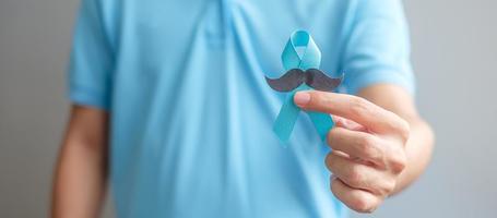 noviembre mes de concientización sobre el cáncer de próstata, hombre con cinta azul con bigote para apoyar a las personas que viven y están enfermas. cuidado de la salud, hombres internacionales, padre y concepto del día mundial del cáncer foto