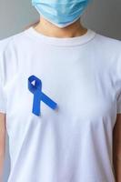 marzo mes de concientización sobre el cáncer colorrectal, cinta azul oscuro para apoyar a las personas que viven y están enfermas. concepto de salud, esperanza y día mundial contra el cáncer foto