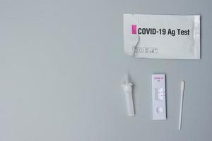 kit de prueba rápida de antígeno con resultado negativo durante la prueba de hisopo covid-19. coronavirus auto nasal o prueba casera, concepto de bloqueo y aislamiento del hogar foto