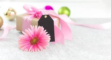 Flower and giftbox photo