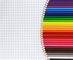 lápices de colores dispuestos en fila foto