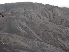 el monte bromo, es un volcán activo y parte del macizo tengger, en java oriental, indonesia foto