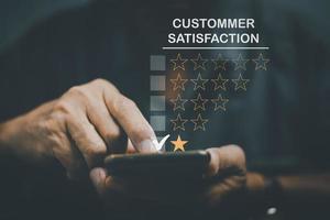 concepto de experiencia de insatisfacción del cliente, el cliente comercial que usa un teléfono inteligente expresa su insatisfacción con la cara insatisfecha, mala revisión, mal servicio, mala calidad, baja calificación foto