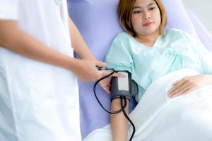 al paciente se le mide la presión arterial en el hospital para que lo revise una enfermera. foto
