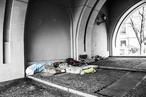 sin hogar, frazadas, caridad, pobreza, debajo de un puente foto