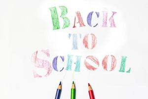 mensaje de banner de vista superior de regreso a la escuela con elementos de lápiz de color para la escuela sobre fondo blanco foto