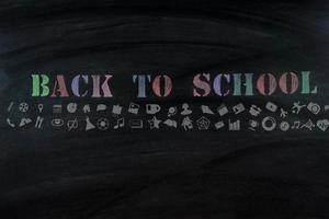 mensaje de pancarta de vista superior de regreso a la escuela con elementos de lápiz de color para la escuela en la pizarra foto