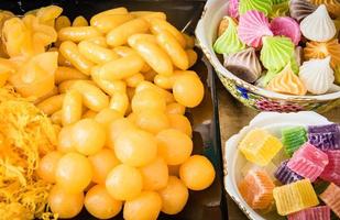 postre thai o postre thai con características únicas, colores vivos y sabores diferentes el arte de hacer postres thai se ha transmitido de generación en generación. foto