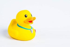 pato de baño sobre fondo blanco juguete de pato pato de goma lindo foto