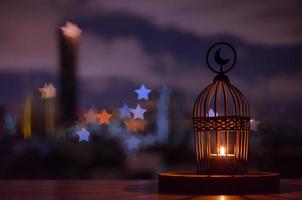linterna que tiene el símbolo de la luna para el año nuevo islámico. foto