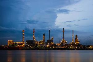 refinería de petróleo en la noche, río chao phraya, tailandia foto