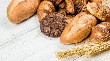 panadería sobre madera fondo blanco diferentes tipos de pan foto