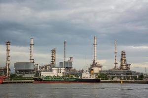 refinería de petróleo, río chao phraya, tailandia foto