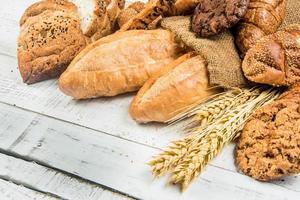 panadería sobre madera fondo blanco diferentes tipos de pan foto