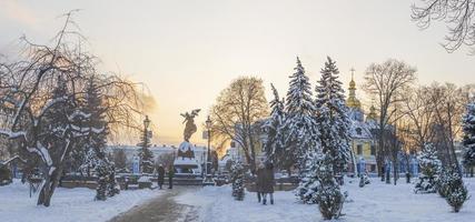 vista del atardecer de invierno de st. catedral de miguel y ministerio de relaciones exteriores en kiev, ucrania foto