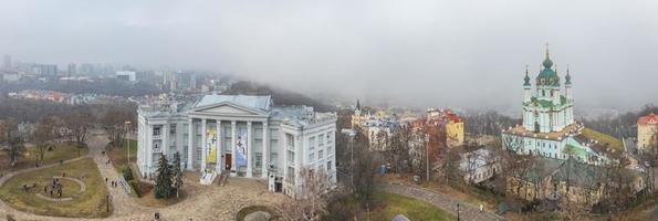 vista aérea en un día de niebla en el arco de la amistad de la gente y el puente parkovy, kiev, ucrania foto