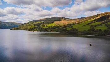 vista de dron de brecon beacons en gales foto