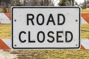 primer plano del cartel de cerrado de la carretera en la puerta foto