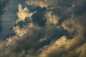 el cielo está lleno de densas nubes foto