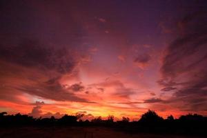 el cielo colorido es hermoso por la noche. foto