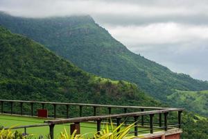 terraza con vistas a la montaña en el bosque tropical foto