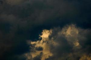 el cielo está lleno de densas nubes foto