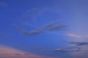 el cielo con nubes por la mañana, por la noche. foto