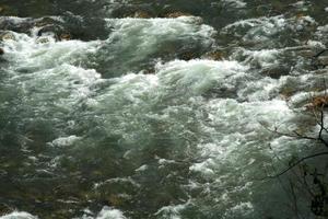 flujo de agua turbulento foto