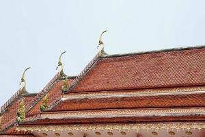 techo de un templo en tailandia foto