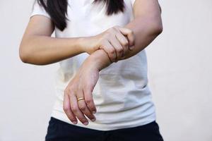 mujer asiática con dolor en el brazo foto