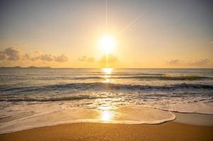 el mar por la mañana en el verano foto