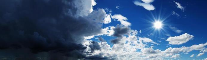 cielo azul con sol y fondo lluvioso foto