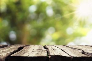 madera vacía con bokeh de árbol borroso y fondo de sol foto