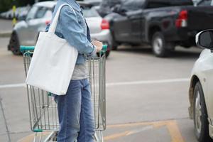 mujer con bolsa de tela para ir de compras a los grandes almacenes foto