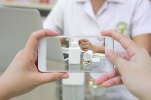 tomando fotos de la botella de medicina en la farmacia