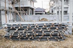 instalación de marcos de encofrado de cemento para la construcción de casas nuevas en el sitio de construcción, desarrollo inmobiliario foto